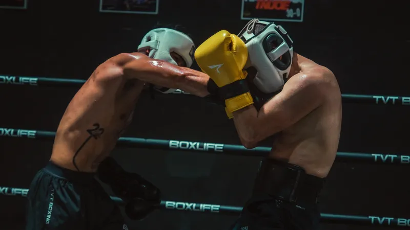 Казахстанcкий боец подписал контракт с UFC