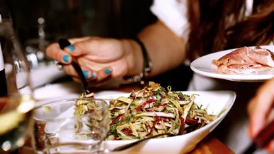 cалат, тарелка, фото - Новости Zakon.kz от 01.04.2026 16:57