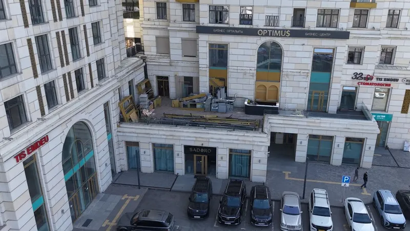 Террасу ресторана демонтировали в центре Алматы