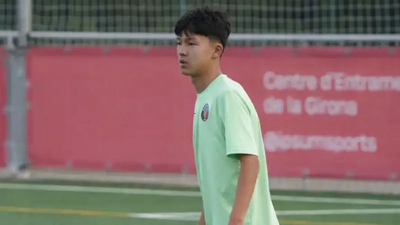 Казахстанский нападающий подписал контракт с "Барселоной"