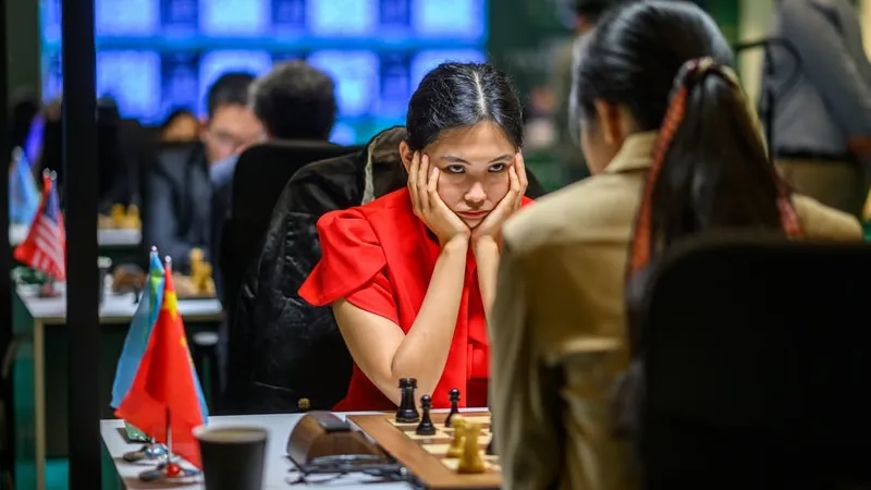 Асаубаева победила титулованную китаянку и вышла в лидеры турнира претенденток