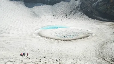 Кратер вулкана, туристы, горы, фото - Новости Zakon.kz от 02.04.2026 05:59