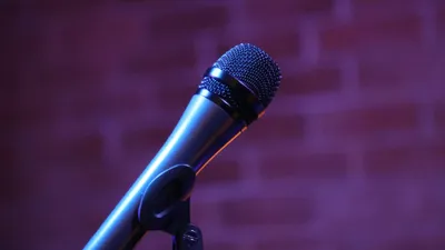 Микрофон, сцена, свет, фото - Новости Zakon.kz от 02.04.2026 04:30