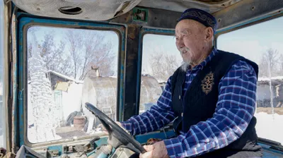 Трактор, дед, область Жетысу, ветеран труда, фото - Новости Zakon.kz от 01.04.2026 15:32