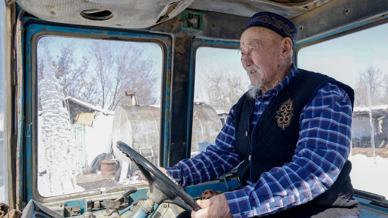 "Двигайтесь вперед": 90-летний тракторист из Жетысу о верности земле и любви к жизни