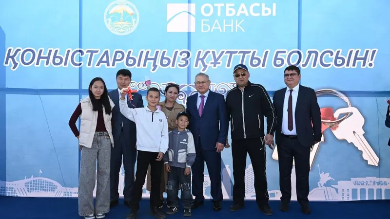 Бейбит Исабаев вручил очередникам ключи от новых домов