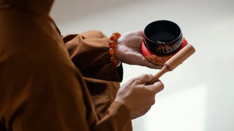 Монаха буддийского храма обвиняют в романтической связи и непристойных ритуалах