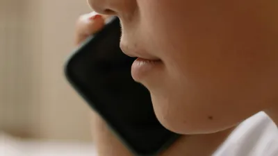 девушка звонит, фото - Новости Zakon.kz от 03.04.2026 09:17