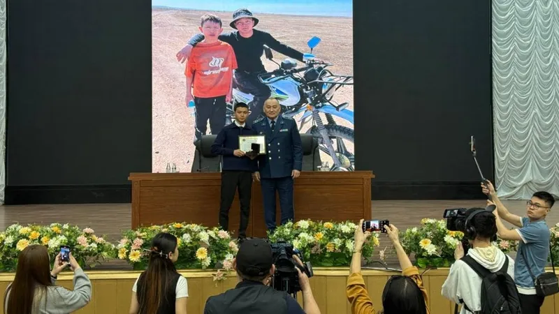 Нашедший подростка волонтер получил награду в Темиртау