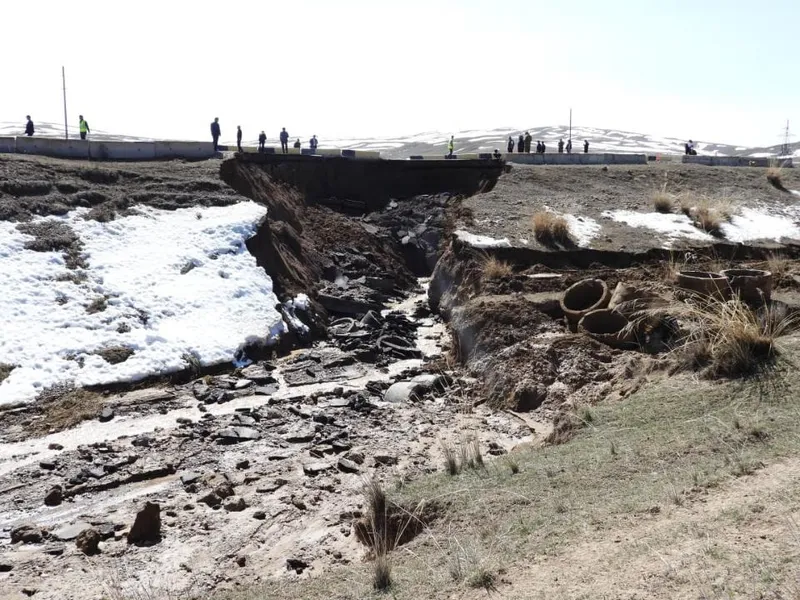 обрушенная дорога в Алматинской области, фото - Новости Zakon.kz от 03.04.2026 15:03