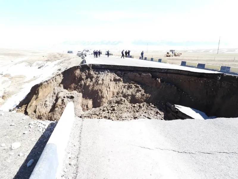 обрушенная дорога в Алматинской области, фото - Новости Zakon.kz от 03.04.2026 15:03