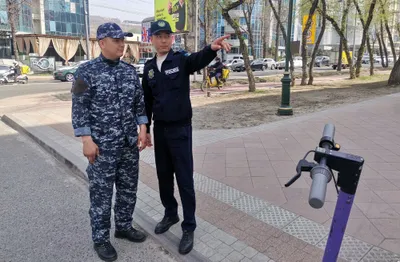 Полицейские на самокатах штрафуют нарушителей на двухколесном транспорте в Алматы, фото - Новости Zakon.kz от 03.04.2026 19:40