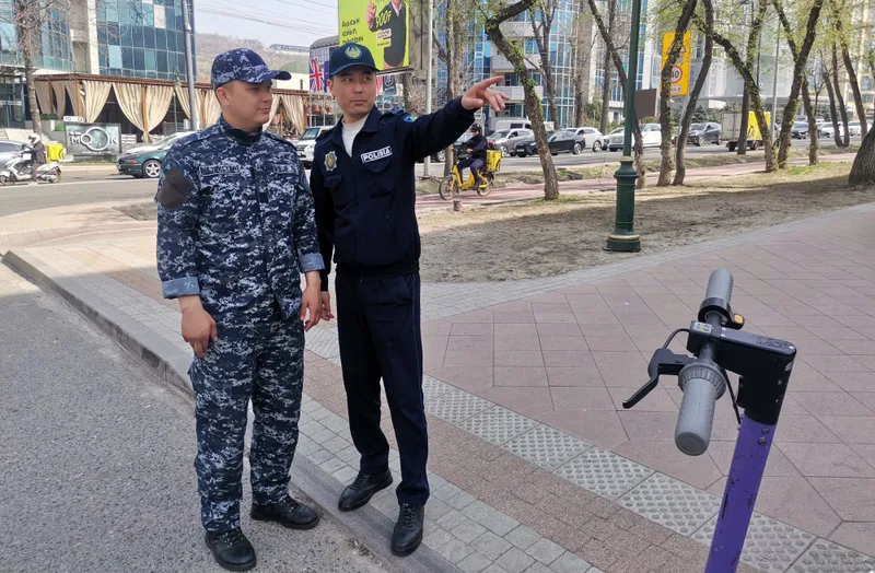 Как полиция Алматы ловит нарушителей ПДД на электросамокатах – фоторепортаж