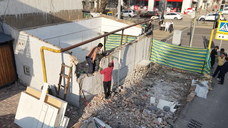 В Алматы очередная незаконная постройка пошла под снос