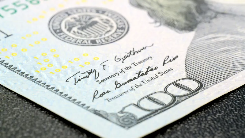 Курс доллара: новый прогноз неожиданно усилил тенге