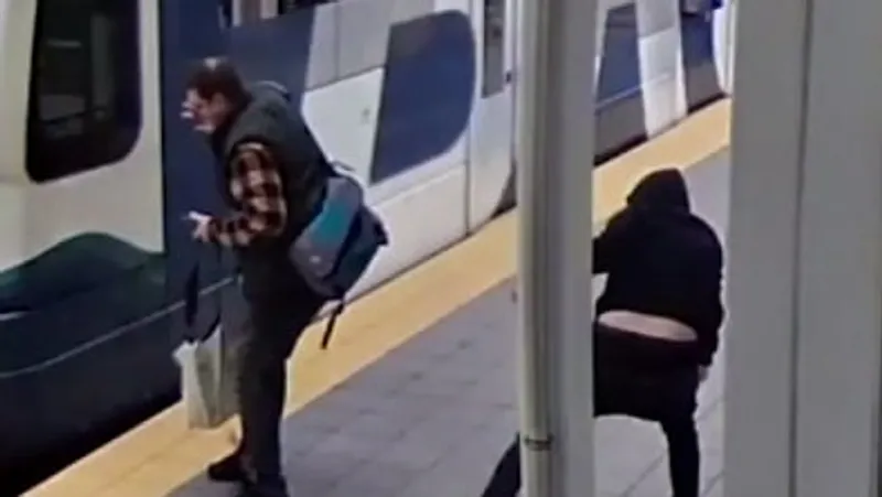 Попытка толкнуть человека под поезд в Сиэтле попала на видео: подозреваемый арестован