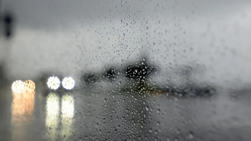 Синоптики предупредили о ливнях, шквале и пыльной буре в Казахстане