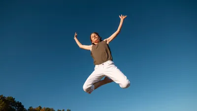 Девушка, небо, прыжок, фото - Новости Zakon.kz от 05.04.2026 08:10