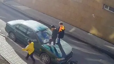 Лобовое в трещинах: дети вскрыли чужую машину и устроили погром в Астане