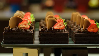 Агрессивный мужчина разгромил кондитерскую в Актау и сломал стол головой