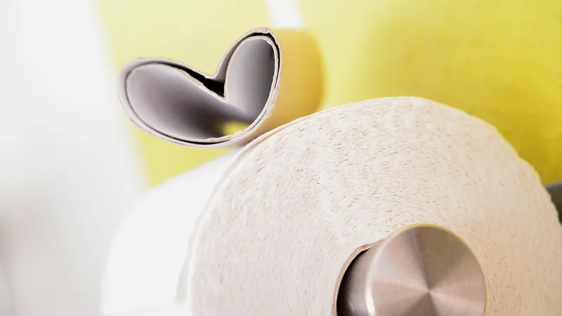 Посетитель повредил интерьер в новом общественном туалете Шымкента