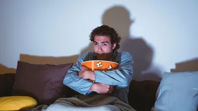 мужчина смотрит ужасное кино, фото - Новости Zakon.kz от 06.04.2026 07:48