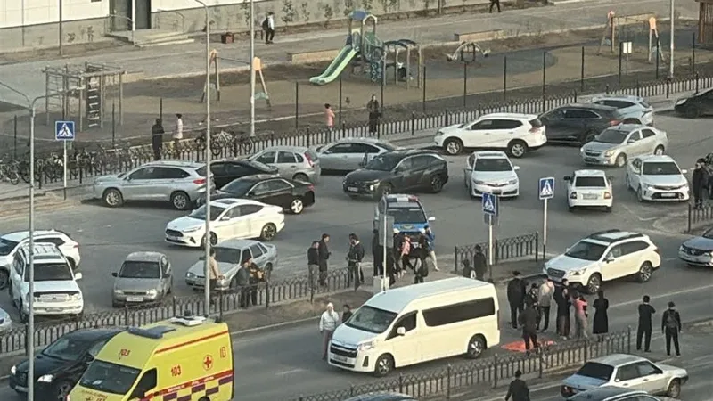 Минивэн насмерть сбил первоклассницу на пешеходном переходе прямо перед школой в Атырау