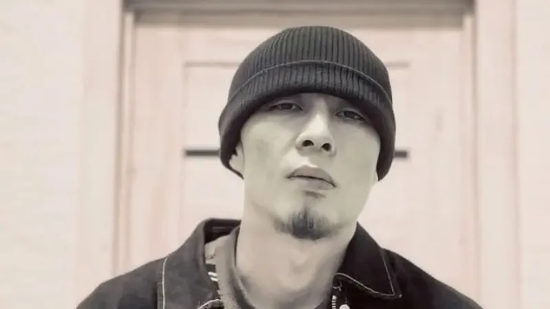 Популярный рэпер Qarakesek вышел убирать мусор после приговора суда