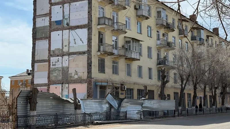 Целый подъезд рухнул: что пообещали жильцам дома в акимате Балхаша