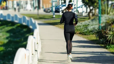 девушка со спины, бег, фото - Новости Zakon.kz от 07.04.2026 14:17