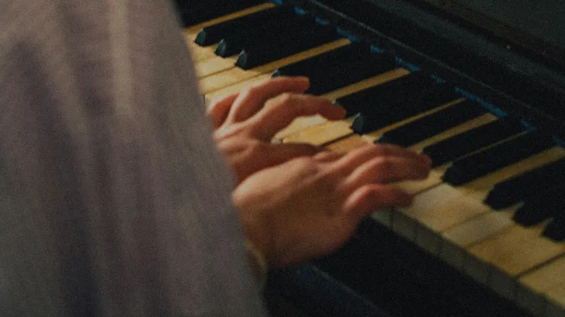 Близкая знакомая Розы Рымбаевой записала первую песню с Игорем Крутым