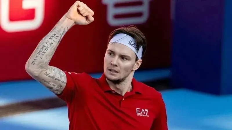 Победа в двух сетах: Бублик обыграл Монфиса на ATP-1000