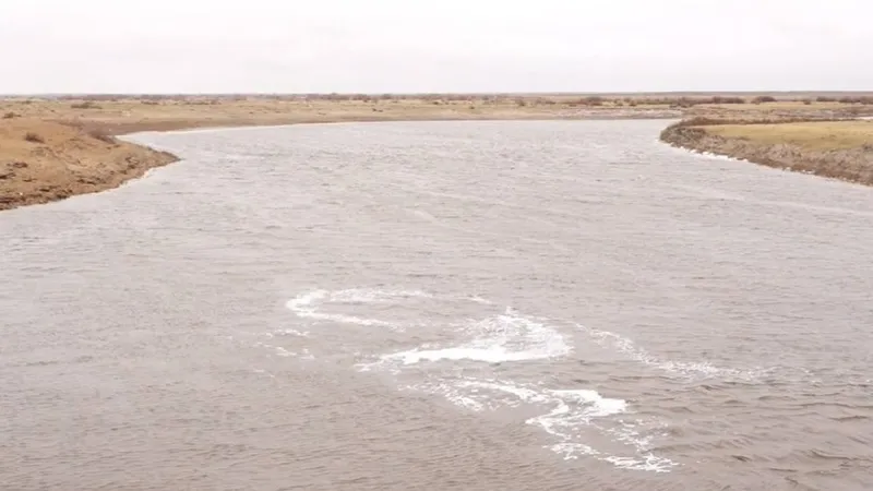 Около миллиарда кубометров воды сбросили на юге Казахстана: названа причина