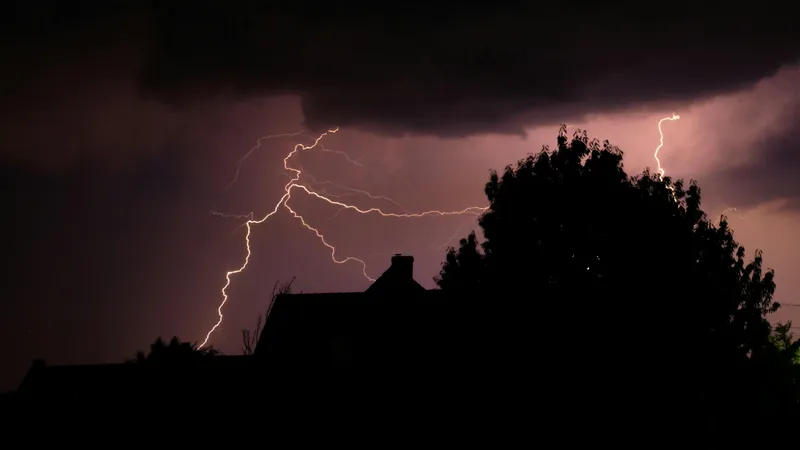 Штормовой день в Казахстане: где ждать грозы, снега и гололеда 10 апреля