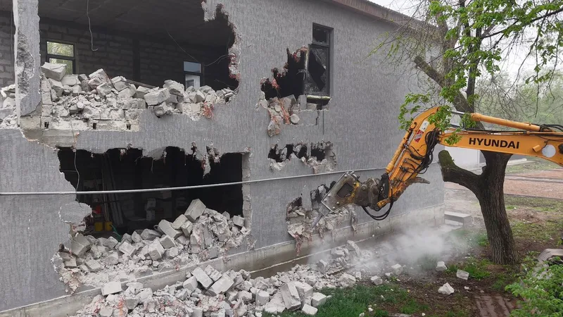 Пристройка к кафе "Эмиль" в Алматы пошла под снос