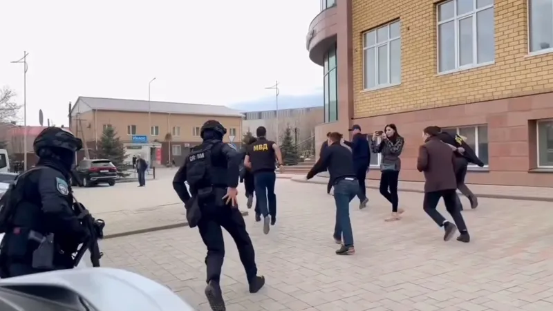 Полиция показала захватывающие кадры спецоперации в Актобе