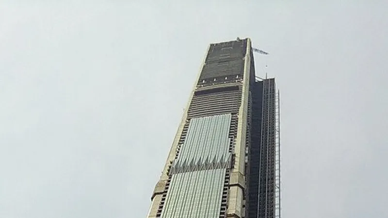 Самое высокое заброшенное здание в мире скоро достроят в Китае