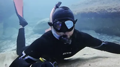 Актауский дайвер показал красоту Каспия, очищая морское дно от мусора, фото - Новости Zakon.kz от 11.04.2026 00:20