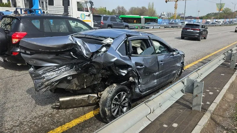 Жесткое ДТП с тремя "китайцами" произошло на ВОАД в Алматы