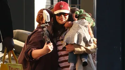 Певица Рианна и ее дочь, фото - Новости Zakon.kz от 10.04.2026 07:51