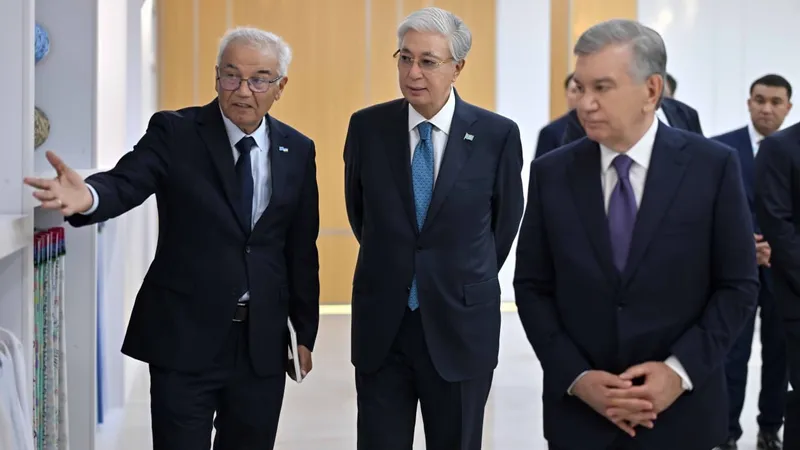 Токаев и Мирзиёев посетили крупный текстильный кластер в Узбекистане