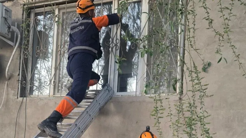 В Кызылорде спасатели предотвратили ЧП в квартире с запертым ребенком