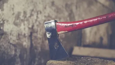 Окровавленный мужчина с топором напугал жителей ЖК в Астане, фото - Новости Zakon.kz от 11.04.2026 18:43