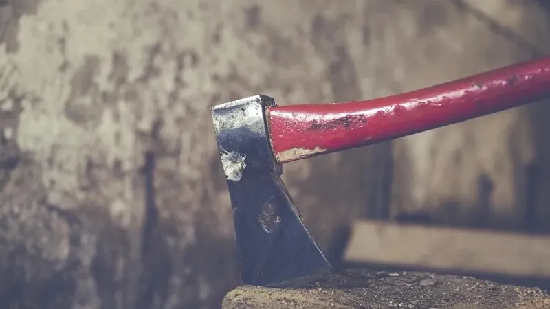 Пьяный мужчина с топором держал в страхе весь подъезд в Астане