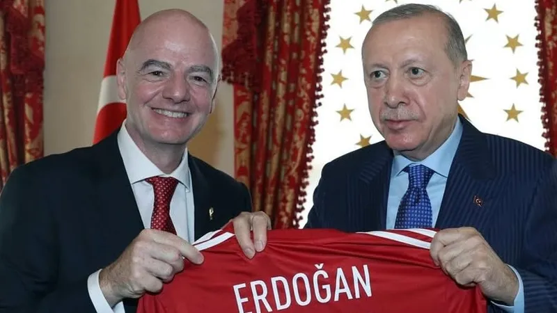 Глава FIFA подарил Эрдогану именную футболку
