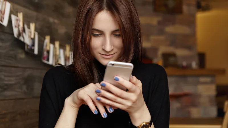 Девушка написала сообщение умершей бабушке и получила ответ от незнакомки