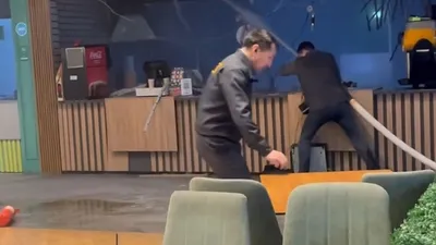 Посетители бросились в огонь и спасли ТРЦ от пожара в Алматы – экшн видео