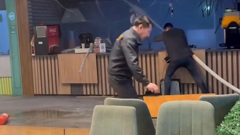 Посетители бросились в огонь и спасли ТРЦ от пожара в Алматы – экшн видео
