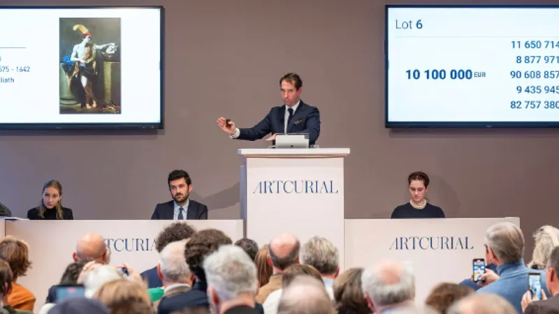 Часть Эйфелевой башни выставят на аукцион