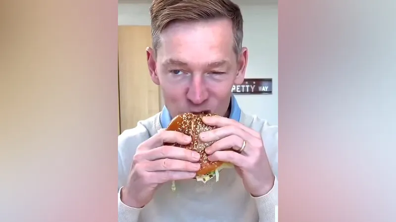 Глава McDonald’s объяснил неловкую дегустацию нового бургера: "Виновата мама"